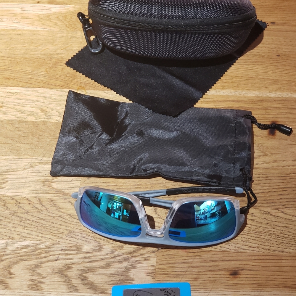 Uni sex polarised Oakley shades - Picture 2 of 3